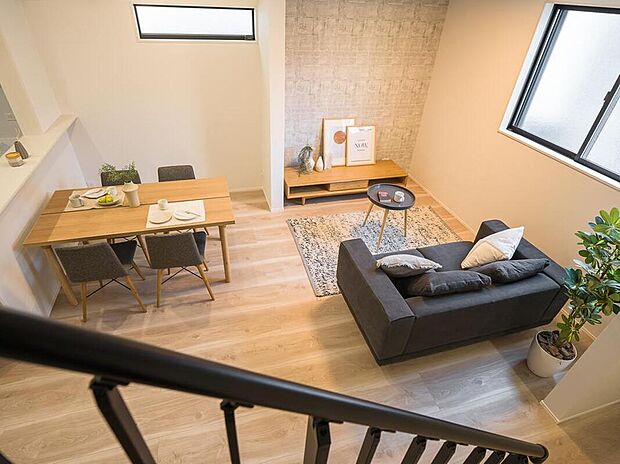 【LDK/約17.6帖】
北、西、南の3面に窓を設置した明るい住空間。道路からの騒音や視線が届きにくい2階リビングのため、リラックスしたプライベートタイムを過ごせます。