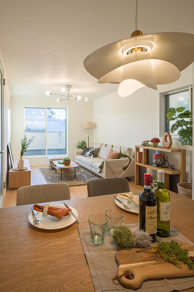 【LDK/3号地】
採光・プライバシーを考慮した2階LDK設計。前面道路からの人目を気にすることなく、のびのびとした暮らしが叶います。