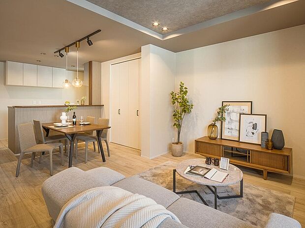 【LDK/5号地】
大きな家具も配置しやすく、ゆったりと寛げる空間は、ご家族が自然と集まるスペースに。キッチンは対面式のため、会話を楽しみながら家事をすることができ、コミュニケーションも弾みます。