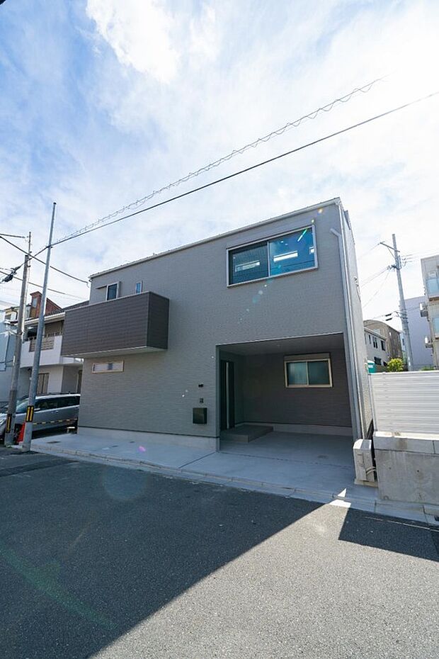 【本分譲地に建築可能な建物プラン例】
周辺の雰囲気に溶け込むシンプルで落ち着きのある外観。道路側から室内が見えいにくい設計です。《分譲地外:建物面積106.91m2、建物価格1827万円》