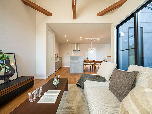 【2階:LDK(約18.8帖)】
ダウンライトやペンダントライト、木目の梁でおしゃれに室内をデザインしました。どこにいても、ご家族を近くに感じられる、心地良さが◎