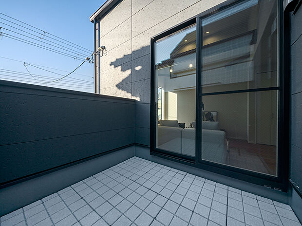 【2階:バルコニー】
お掃除がしやすいタイル敷きのバルコニーは、夏のビニールプールや家庭菜園、カフェタイムにもおすすめ。自宅にいながら気軽に屋外を感じられます。