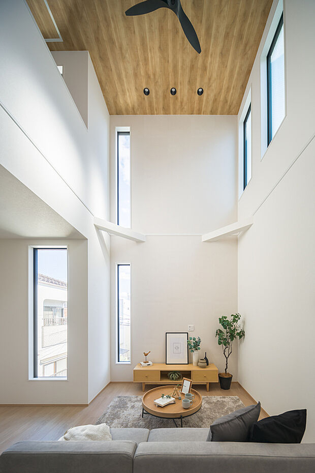 【2階：LDK】
吹抜け上部に施した梁と木目で、温もりを添えた内装デザイン。天井の高低差がつくり出す、表情豊かな空間に仕上がっています。