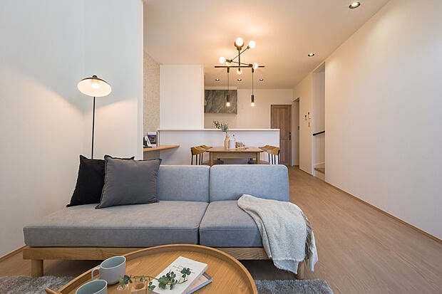 【2階：LDK】
リビング・ダイニングは、どこにいてもご家族を近くに感じられる、オープンフロア。LDKに一体感がうまれ、開放的で見通しの良い空間です。