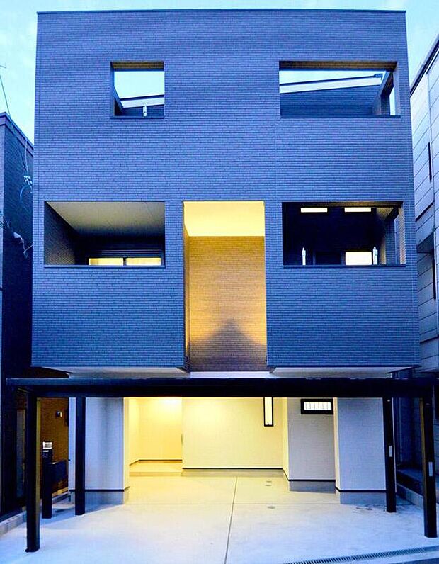 【本分譲地に建築可能な建物プラン例】
シックで重厚感のある外構デザイン。駐車場は屋根付きで、雨の日も濡れずに玄関から車へ出入りできて、便利。《分譲地外:建物面積112.58m2、建物価格2043万円》