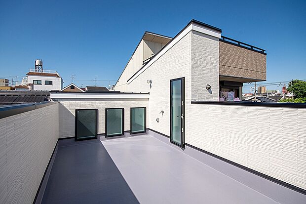 【本分譲地に建築可能な建物プラン例】
周囲からのプライバシーを考慮したルーフバルコニー。家族やゲストとプライベートな時間を過ごせます。《分譲地外:建物面積104.48m2、建物価格1877万円》