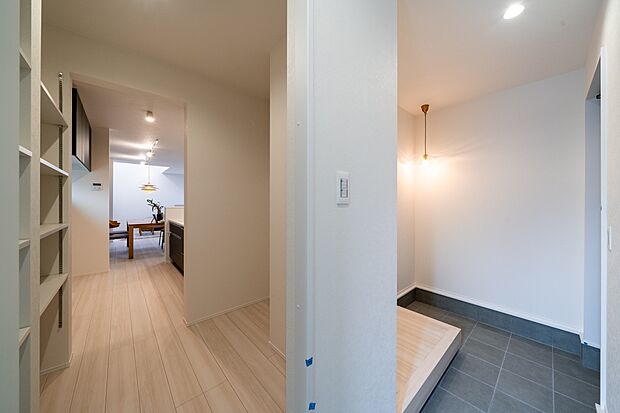 【本分譲地に建築可能な建物プラン例】
玄関からダイニング、キッチンへと分かれる2WAY動線。ご家族それぞれの動きがスムーズになります。《分譲地外:建物面積95.57m2、建物価格1716万円》