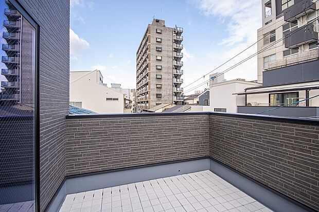 【本分譲地に建築可能な建物プラン例】
3階バルコニー。プールを出して水遊びをしたり、ガーデニングスペースとしても活用できそうです。《分譲地外:建物面積111.16m2、建物価格2294万円》