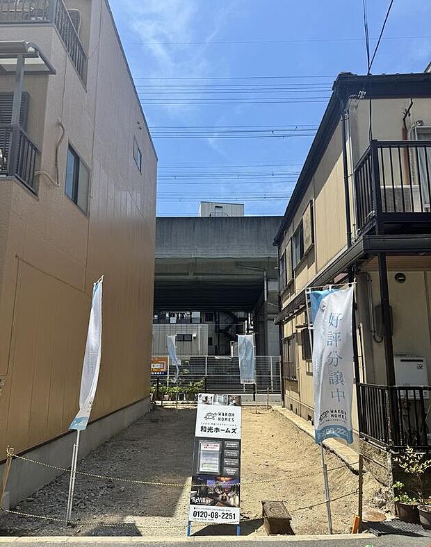 【現地写真】
徒歩5分圏内で3沿線利用可能な立地。行先によって使い分けが可能で、利便性の高さが魅力。保育園、幼稚園、小学校、スーパーが徒歩5分圏内と、子育て世帯に嬉しい住環境です。
