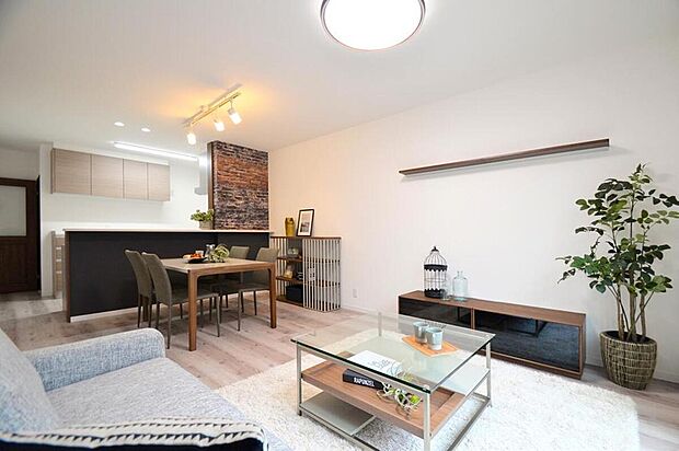 【本分譲地に建築可能な建物プラン例】
LDKは、濃い色のキッチンカウンターや、TVボード上部に長いデコカウンターを設置し、アクセントに。《分譲地外:建物面積102.87m2、建物価格2145万円》