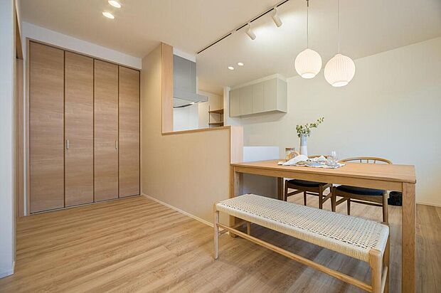 【本分譲地に建築可能な建物プラン例】
LDKには大きなリビング収納を配置。ご家族共用の小物や、お子様の学習用具などもすっきりと片付きます。《分譲地外、建物面積101.65m2、建物価格2123万円》