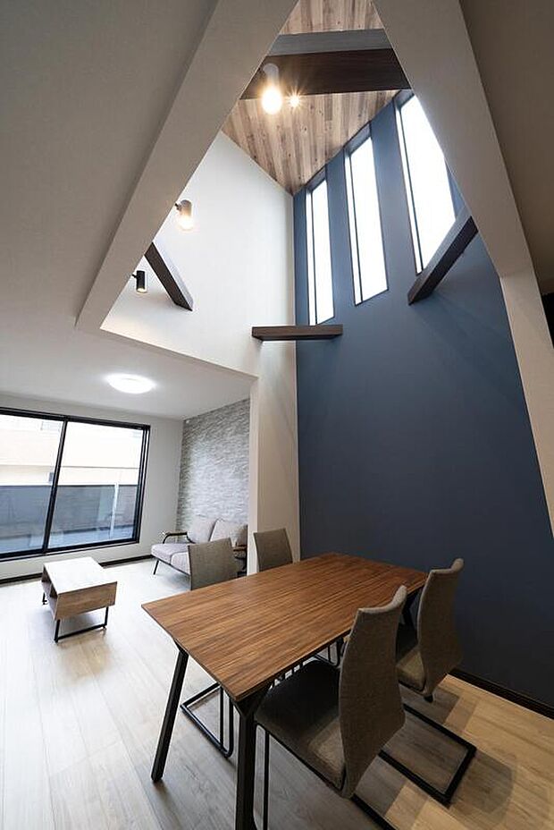 【【本分譲地に建築可能な建物プラン例】】3つ並んだスリット窓が外観のアクセントに。開放感あふれる吹抜けがあるLDKは、より広さを感じることができます。《分譲地外:建物面積100.63m2、建物価格1719万円》