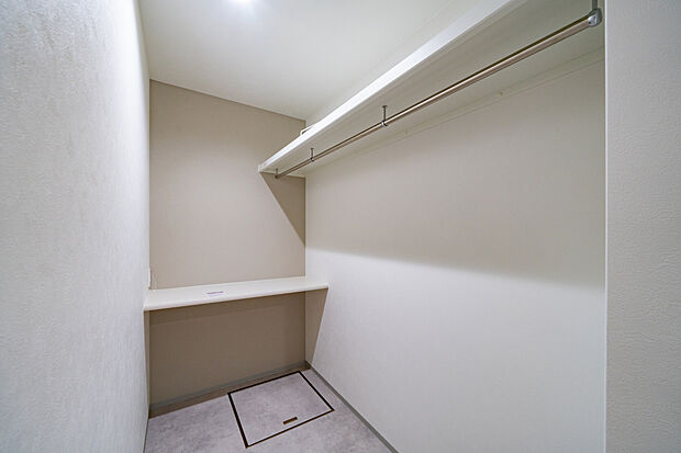 【【ランドリールーム】】快適なランドリールーティンを叶える広々としたランドリールーム◎カウンター付なので、アイロンがけや畳む作業まで一ヶ所で完結出来ます。