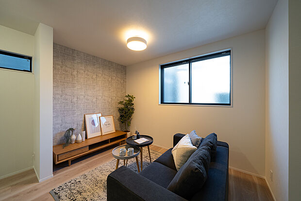 【【LDK/約17.6帖】】リビングスペースの壁にはデザインクロスを使用。空間のアクセントとなり、シンプルな配色デザインにメリハリが生まれます。