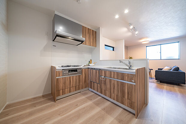 【【キッチン】】LDにいるご家族、来客とのコミュニケーションが取りやすい対面式の配置。会話を楽しみながら、楽しく調理が出来ます。L字型のキッチンは作業動線が短く、効率良く調理が出来るメリットも◎