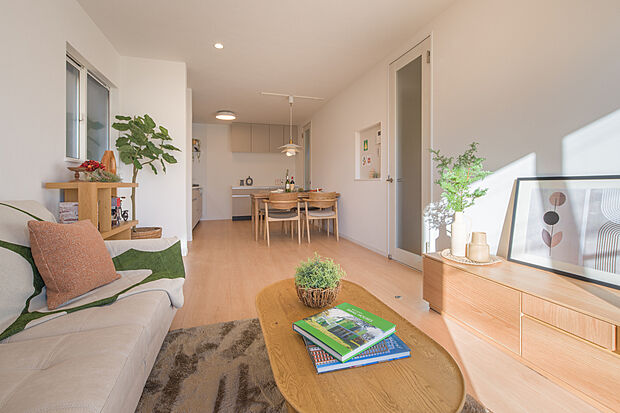 【【LDK/3号地】】暮らしのメインとなるLDKは約15.8帖。バルコニーサイドに面した、明るく開放感のある空間で、ゆったりと家族団欒のひとときをお過ごしいただけます。