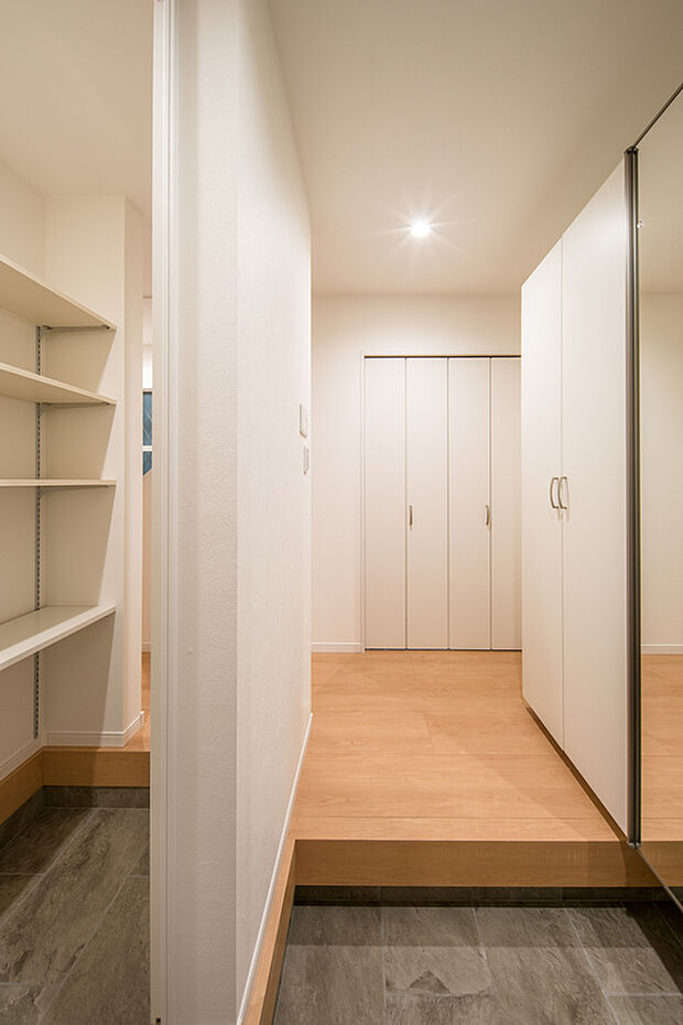 【【玄関/3号地】】大容量のSIC&シューズクローゼットを設けています。ホール収納もあり、玄関スペースがすっきりと片付きます。