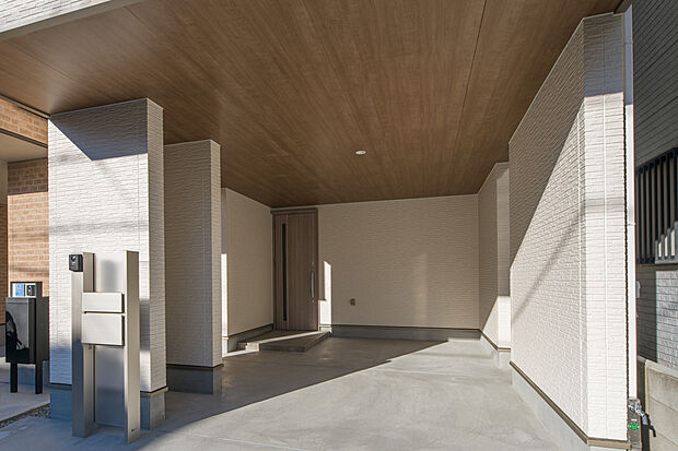 【【インナーガレージ/3号地】】1台分のインナーガレージ付き(車種による)。玄関と直接繋がっているので、雨の日の乗り降りもスムーズです。バイク置き場やDIYスペースとしても重宝しそうです。