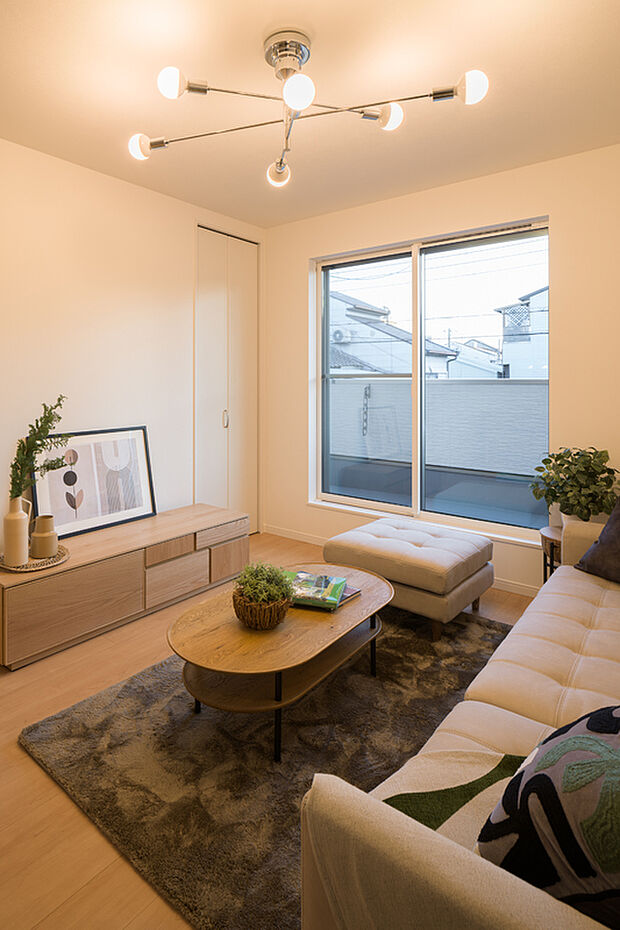 【【LDK/3号地】】あたたかい陽光が差し込む掃き出し窓からは、バルコニーへ出入り可能◎爽やかな風を室内に取り込むことができ、仕事や家事の合間の休憩スペースとしても重宝しそうです。