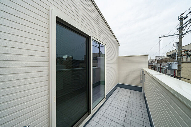 【【バルコニー】】約7.1帖の洋室からアクセスできるバルコニー。物干し金物を設置しています。使わないときには、アームを垂直に収納することも可能です。