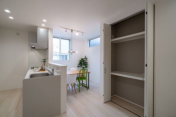 【【LDK/約17.3帖】】リビングとダイニングを分けて、家具の配置ができます。リビング収納を設けており、日常的に使う小物類やストック類などの整理整頓にも重宝するスペースとなりそうです。