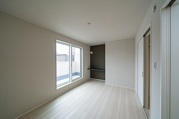 【【3階洋室/約7.1帖】】広さにゆとりがあり、主寝室にもおすすめの洋室です。ワークスペースや、ドレッサー・飾り棚としてなど、多用途に活用できる便利なカウンターもご用意しました。