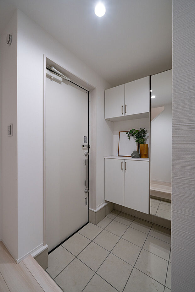 【【玄関】】フロートタイプのシューズボックスを設置。お出かけ前の身支度チェックにも便利な、姿見付きです。カウンター部分は、鍵置き場や、小物を置いて玄関を彩るスペースとすることも◎