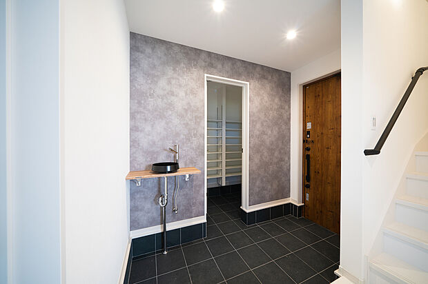 【【本分譲地に建築可能な建物プラン例】】ゆったりと広い玄関には手洗い場があり、帰宅後すぐに使用できるので衛生的です。広くて奥行きのあるSIC付き。《分譲地外:建物面積95.57m2、建物価格1716万円》