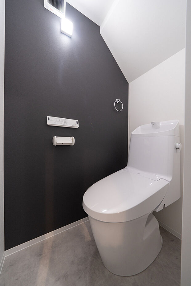 【【1階トイレ】】トイレは1階と2階に設置しておりますので、朝の忙しい時間帯や来客時にもスムーズに使用できます。温水洗浄便座リモコンは操作しやすい壁付けタイプを採用しています。