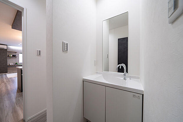 【【2階洗面化粧台】】2階のトイレ横には洗面化粧台を設置。トイレ使用後の手洗いはもちろん、1、2階に洗面化粧台があることで、朝の身支度の順番待ちも軽減されます。