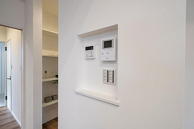 【【4号地・リモコンニッチ】】LDKにリモコンやスイッチなどをまとめたリモコンニッチを設けています。ご家族みなさまが使いやすい位置にあります。