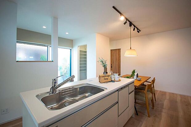 【【1号地・キッチン】】キッチンは使い勝手の良いセパレートタイプを採用。作業動線がスムーズで、調理も捗りそうです◎家事負担を軽減する食器洗乾燥機や、調理の際に便利な浄水器を搭載しています。