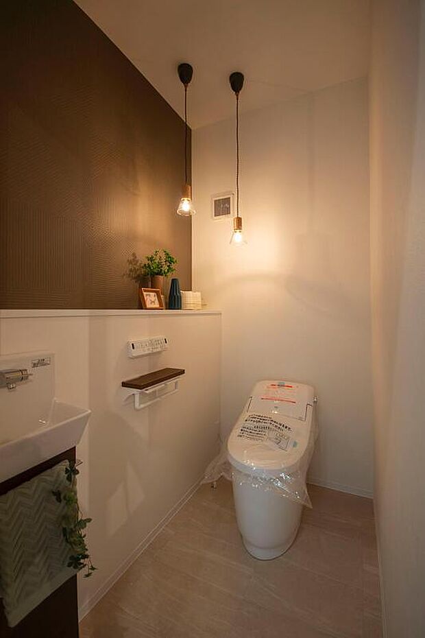 【【1号地・トイレ】】間接照明が柔らかく照らす、落ち着いたトイレ空間。1階と2階に設置しているため、朝の忙しい時間帯や来客時にもスムーズに使用できます。