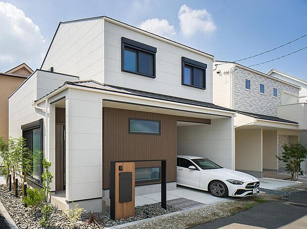 【【1号地・外観写真】(ZEH水準住宅)】アスファルト舗装されたフラットな前面道路は幅員約3.9～4.3m。自転車やベビーカーでの移動もスムーズです。