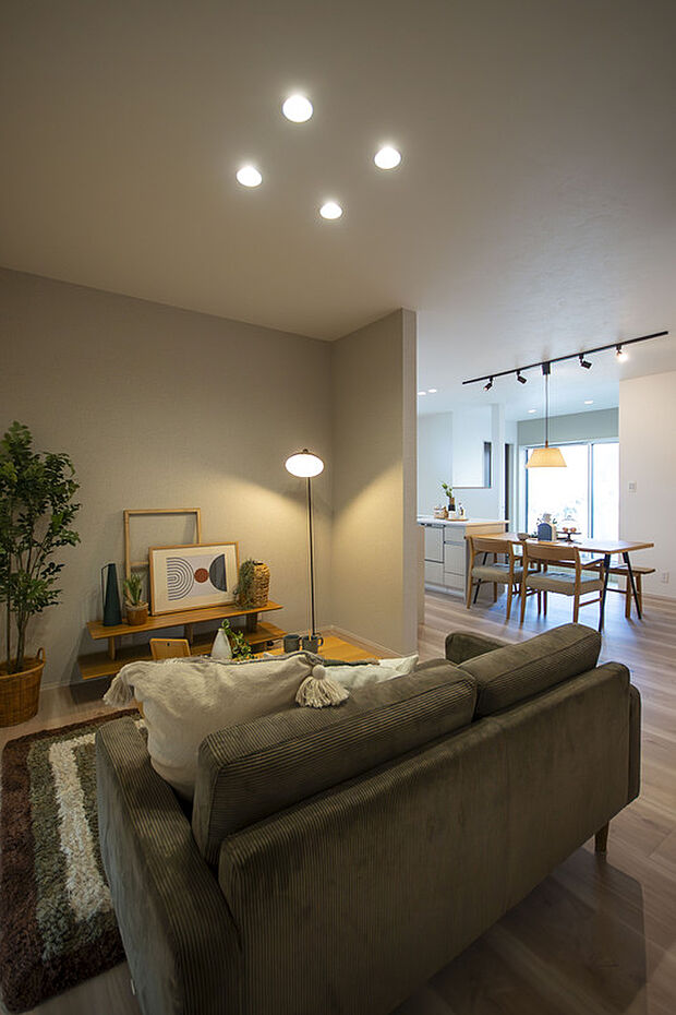 【【1号地・LDK】】ゆったりと落ち着いて過ごせるよう、トーンを落としたリビングスペース。メリハリのあるインテリアコーディネートが叶い、ゲストから生活感を隠しやすい間取り設計です。