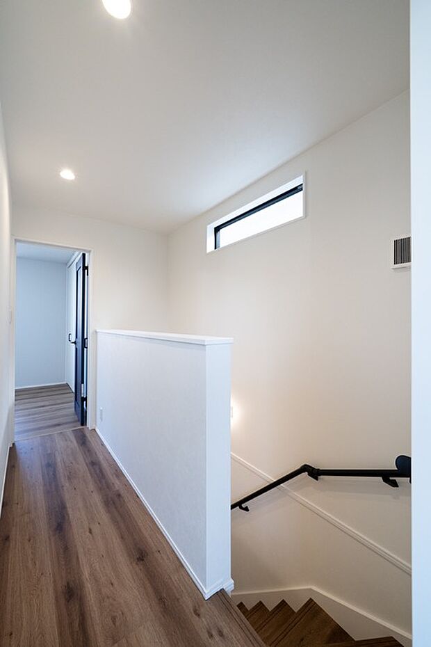 【【階段】】階段には歩行をサポートする手すりを設置。お子様やご高齢の方でも、体を支えながら昇り降りができます。