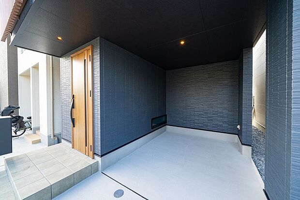 【【インナーガレージ】】1台分のインナーガレージ付き(車種による)。玄関を近くに設けているため、天候の悪い日の乗り降りや買い物後の荷物の運び入れもスムーズです。