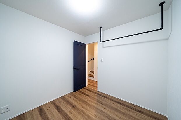 【【洋室/約4.5帖】】ハンガーパイプを設置した洋室。洗濯後の洋服もそのまま掛けられ、日々の身支度もスムーズになりそうです。