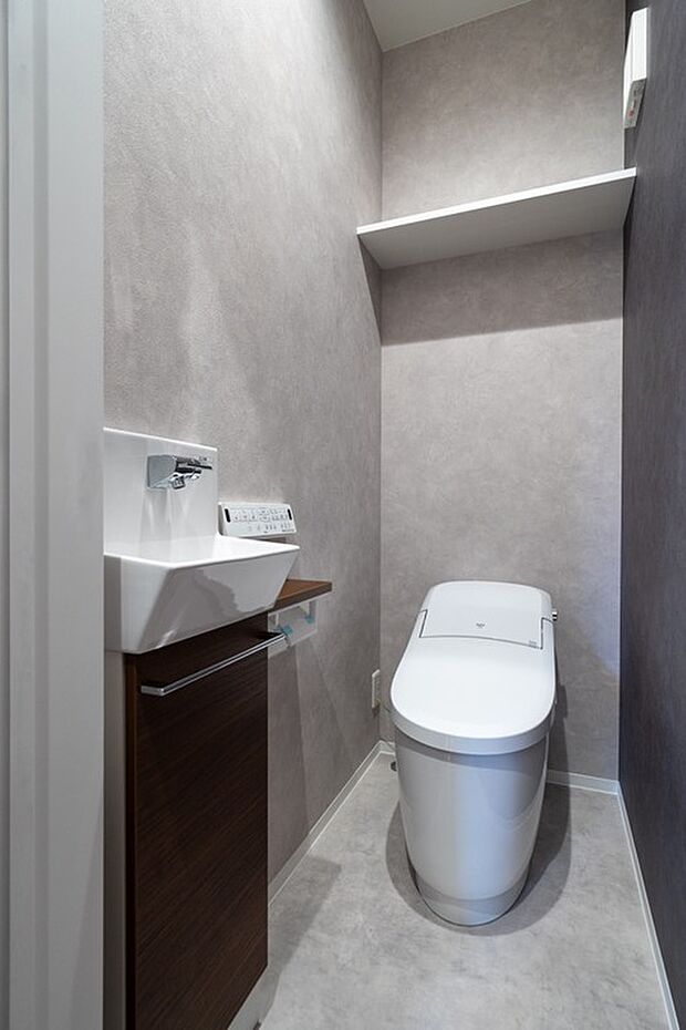 【【トイレ/2階】】トイレは1階と2階に設けているため、来客時にも気兼ねなくお使いいただけます。衛生的で心地よい使用感を味わえる、温水洗浄便座です。 