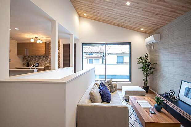 【【本分譲地に建築可能な建物プラン例】】空間を完全に仕切らず、広がりを感じられる空間に。活動スペースを分けながらも、家族の存在を感じることができます。《分譲地外:建物面積99.63m2、建物価格1789万円》