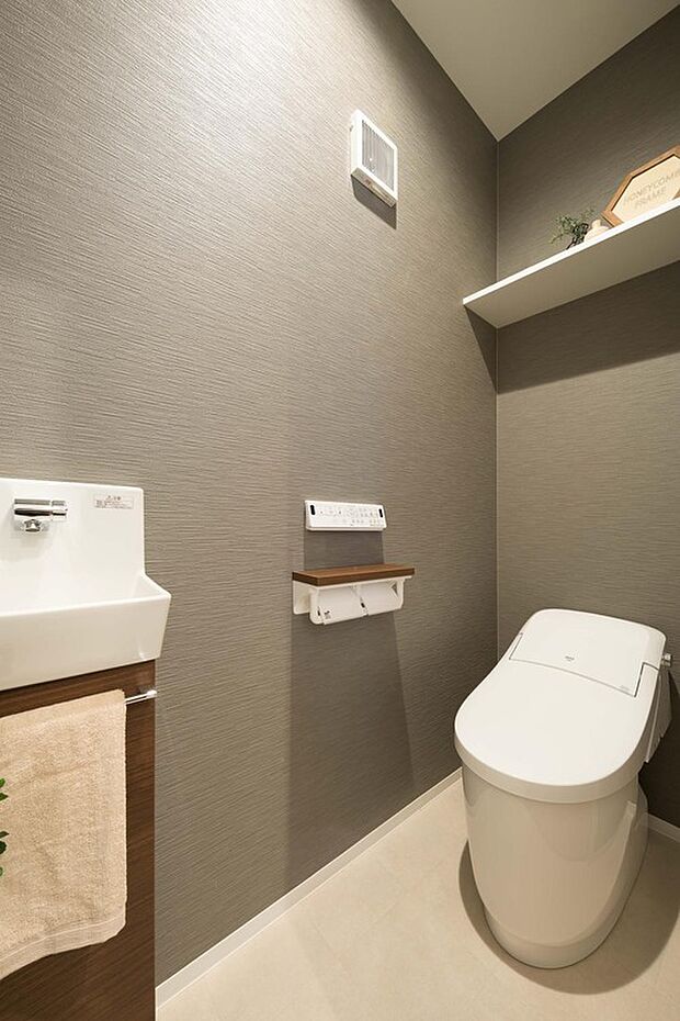 【【トイレ】】トイレは各階に設けているため、夜間も階段を使わずに利用できます。温水洗浄便座付きで、毎日快適にご使用いただけます。