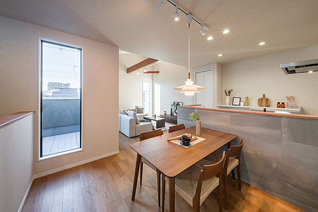 【【2階:LDK(約18.8帖)】】採光窓から光が差し込む、居心地のいいダイニングスペース。対面仕様のキッチンは、調理する人が孤立せず、会話を楽しみながら作業を進められます。