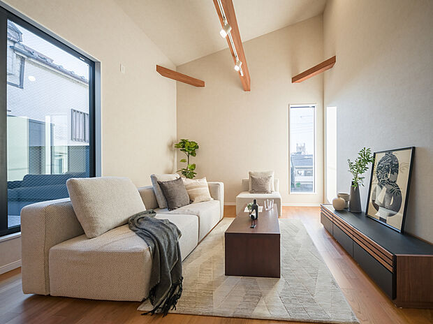 【【2階:LDK(約18.8帖)】】梁とスポットライトが温もりを添える、心地よいリビングスペース。バルコニーに面し、開放的でありながら、ゆったりと寛げる空間です。