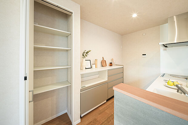 【【2階:キッチン】】LDKの中心部分に配置した可動棚付きの収納スペースは、ストック類やファイルなど、生活感が出やすいアイテムを仕舞うのに便利です。