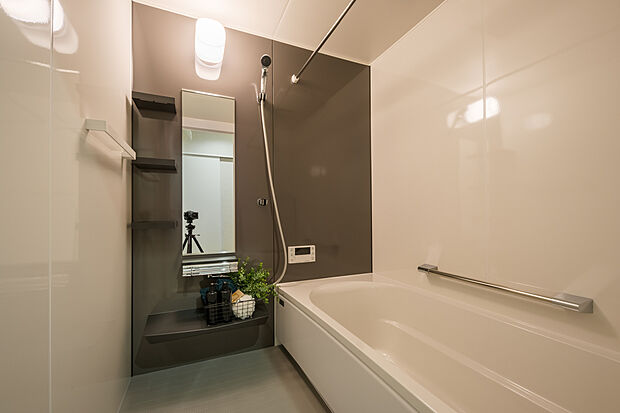 【【2階:浴室】】ダークカラーのアクセントパネルがスタイリッシュな印象。脚をゆったりと伸ばして寛げる1坪サイズのバスルームで、1日の疲れを癒せます。