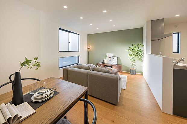 【【LDK/11号地】】ご家族の気配を感じやすい、対面式キッチンやリビング階段を採用。お子様の様子を見守りながら家事ができ、自然と顔を合わせられる生活動線で、コミュニケーションも弾みます◎