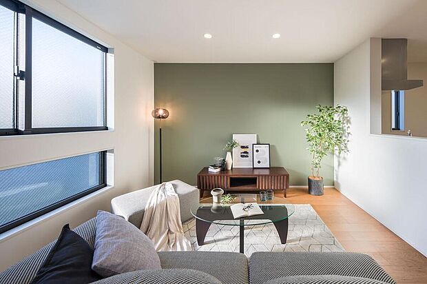 【【LDK/11号地】】温かみの感じられる、ブラウンの床材を採用しています。ナチュラルな雰囲気で、様々なテイストのインテリアにも合わせやすそうな印象。お好みの空間作りをお楽しみいただけます。