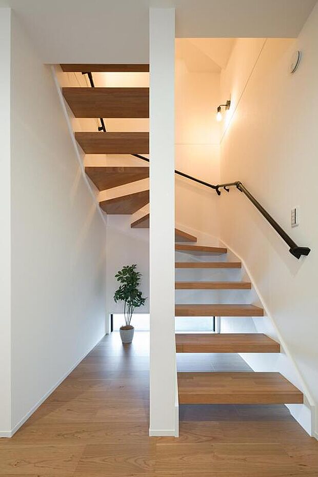 【【階段/11号地】】階段奥にはスリット窓があり、開放感のあるスケルトン階段を通して自然光を取り込むことができます。明るい印象の玄関ホールで、ご家族や来訪者を気持ちよく迎えてくれそうです。