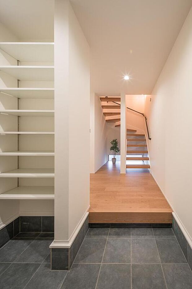 【【玄関/11号地】】玄関には可動棚付きのSCLを設けています。自由に高さ調節が可能なため、高さのある物もすっきりと収納可能。ベビーカーやゴルフバックなどもしまえる広さで、玄関を広く使えます。