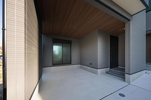 【【インナーガレージ/11号地】】1台分のインナーガレージ(車種による)を備えています。雨風から大切な車を守ることができ、洗車の回数も減らすことができそうです。屋根付きのため、天候の悪い日の乗り降りもスムーズに行えます。